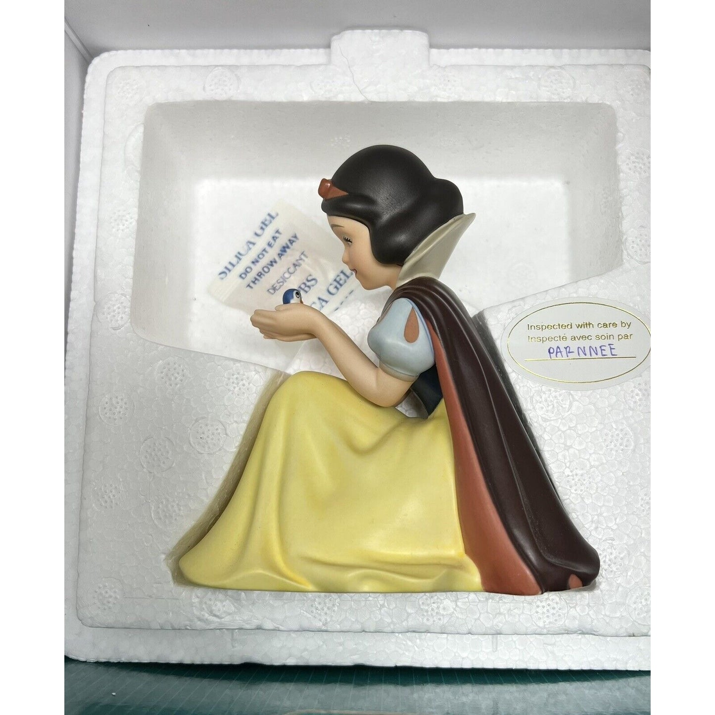 Walt Disney Classics WDCC 1217924 Snow White Won't You Smile For Me Figurine